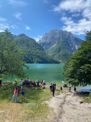 Meditációra készülve az olasz Rio tó partján