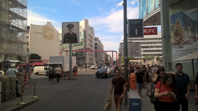 Az egykori híres átkelőhely, a Checkpoint Charlie